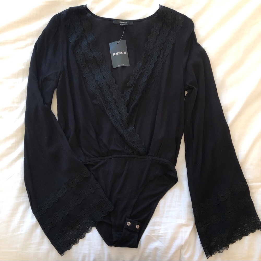 ‼️MOVING SAME ❗️ NWT Lace bell sleeve bodysuit